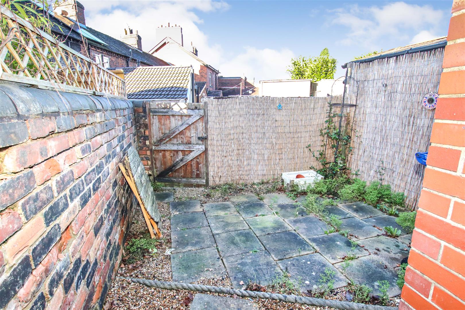 ENCLOSED REAR YARD